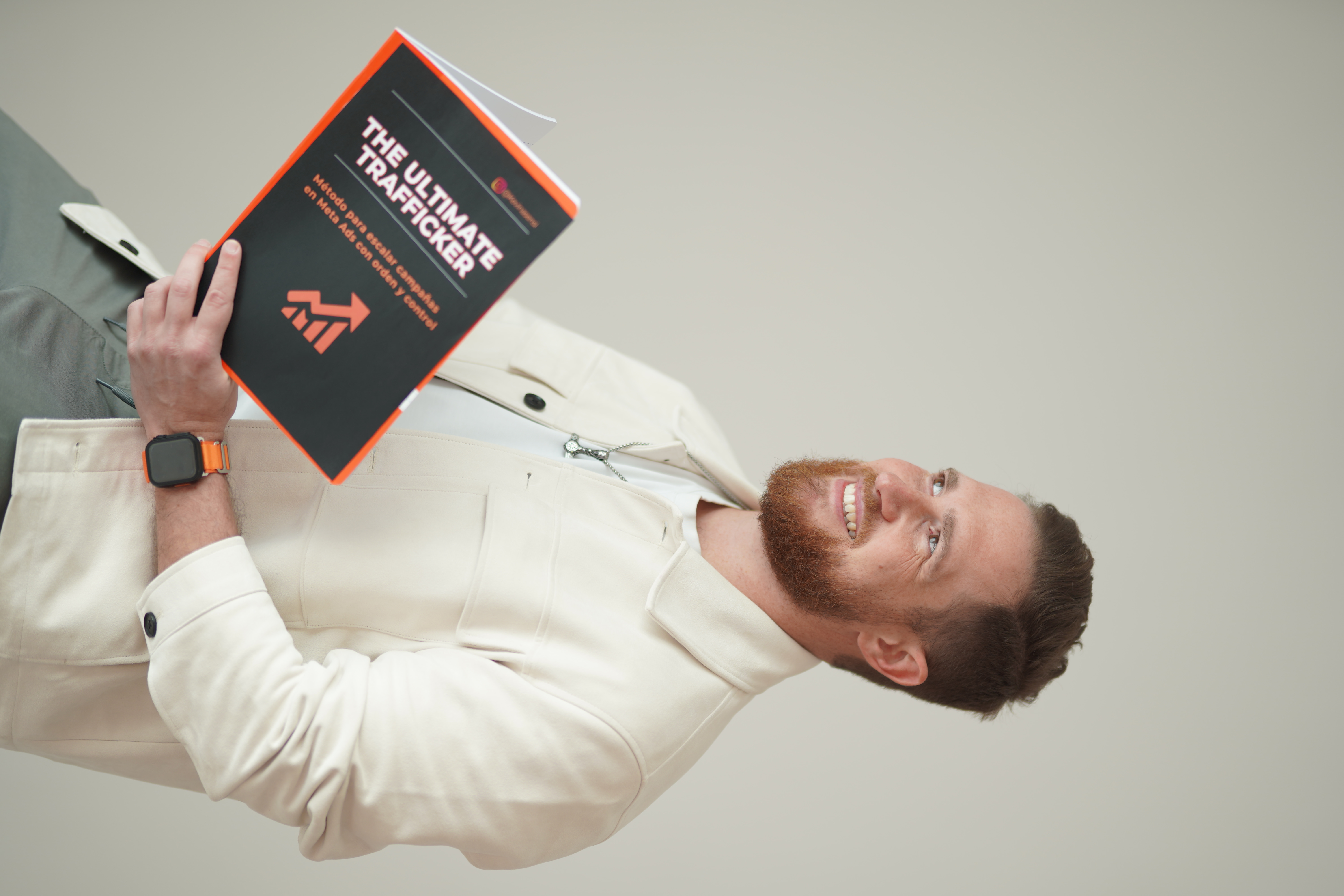 Kevin Asensi sosteniendo el material de The Ultimate Trafficker